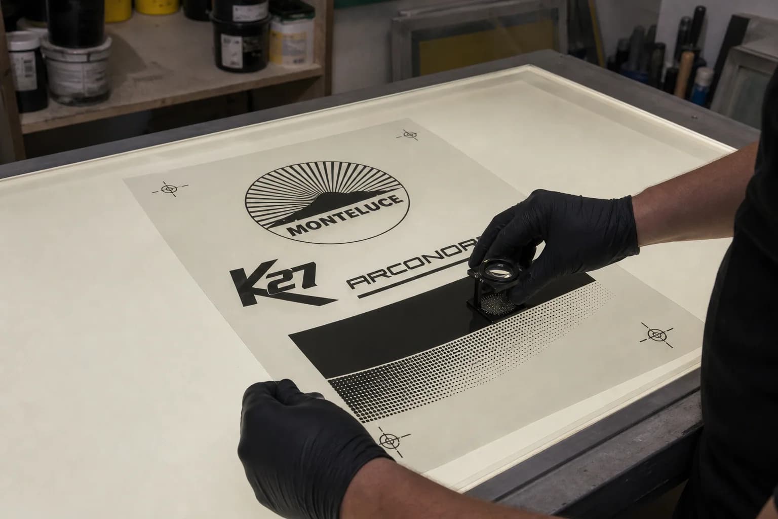 Controllo ravvicinato del nero e del retino sulla pellicola serigrafica.